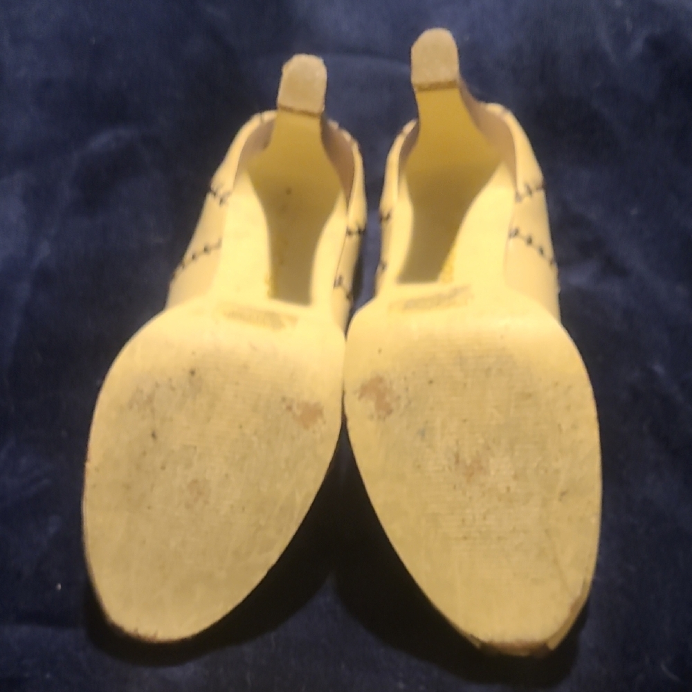 BONGO Yellow Peep-Toe Heels with Bow Detail - Picture 4 of 4